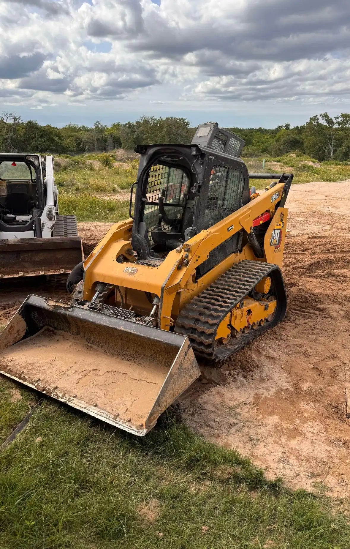 Heavy duty Zig-Zag tread rubber tracks on CAT 289D3 skid steer loader